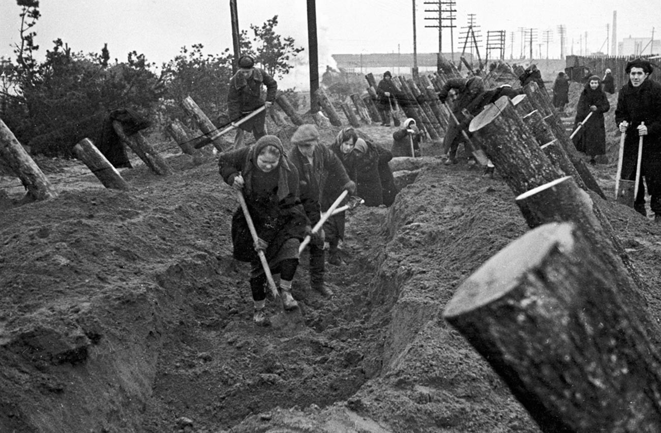 Žitelji Moskve kopaju obrambene rovove.

