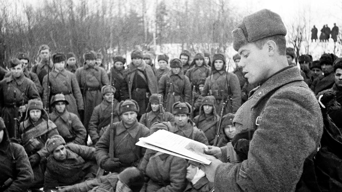 Sovjetski zapovjednik čita Staljinov govor u jeku borbi za Moskvu.

