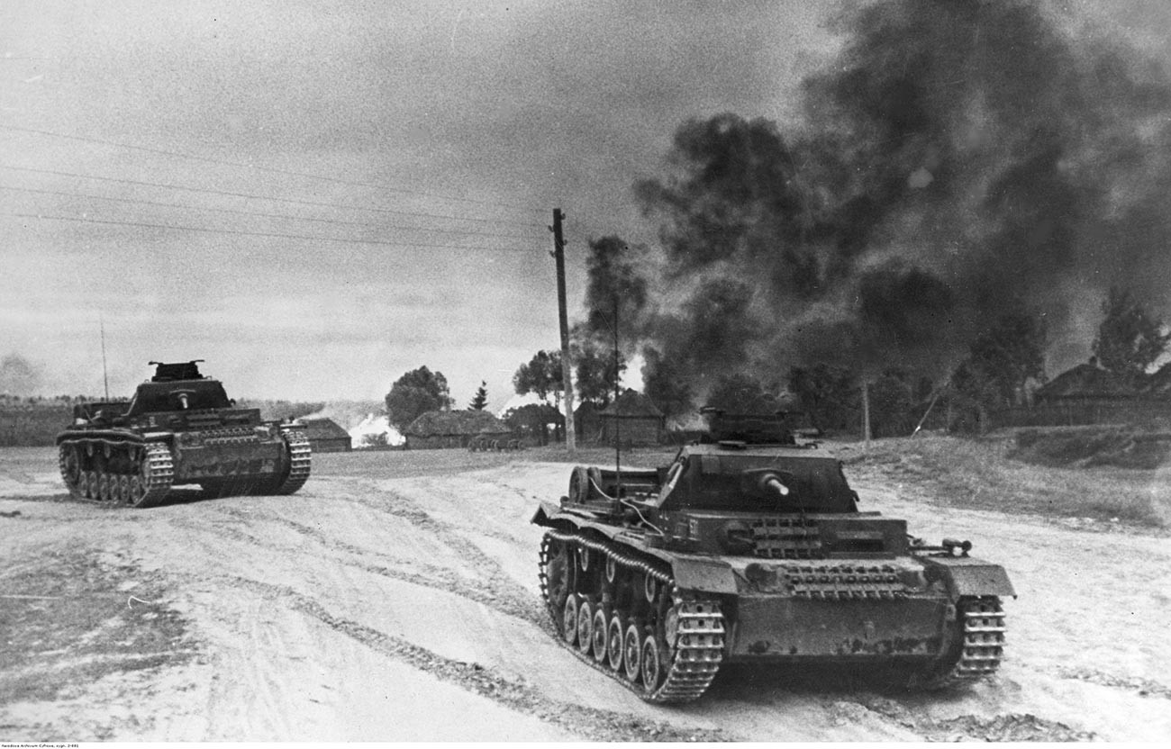 Njemački tenkovi PzKpfw III Ausf G s topovima KwK 42 kalibra 50 mm prolaze kroz selo u plamenu u okolini Moskve.

