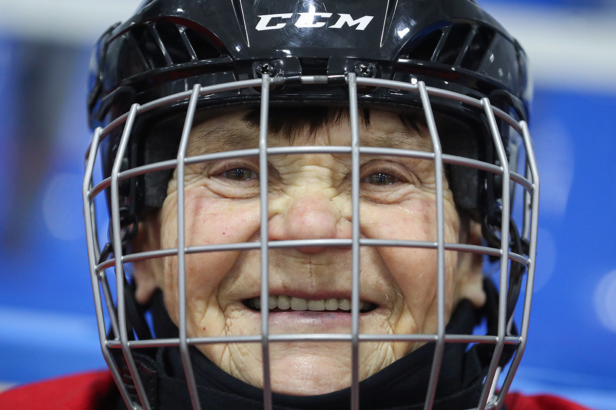 Валентина Фјодорова, капитен „Устјаночке“, хокејашког женског тима, на тренингу у селу Березник Устјанског рејона Архангелске области на северозападу Русије. Најстарија хокејашица има 80 а  најмлађа 53 године.