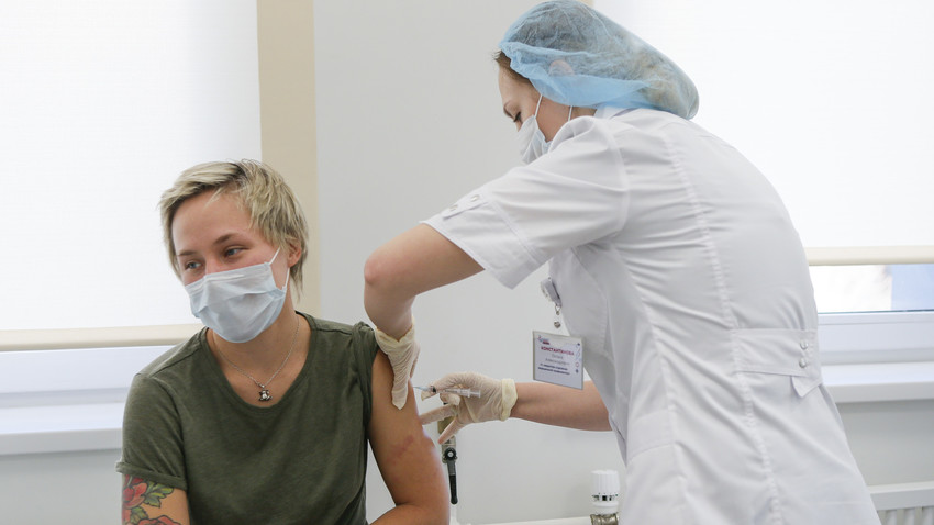 Seorang wanita menerima suntikan vaksin COVID-19 di Moskow, Sabtu (5/12).