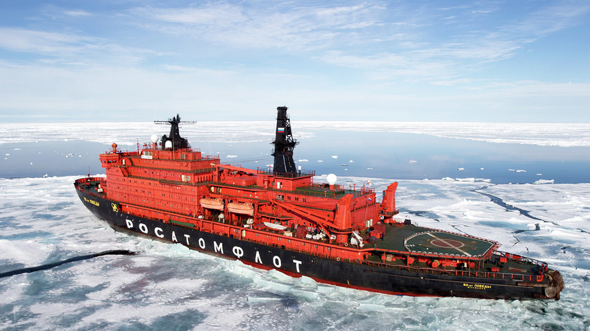 Нуклеарни ледоломац „50 година Победе“ у Северном леденом океану.