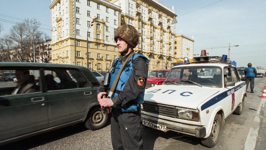 Въоръжена охрана пред американското посолство в Москва