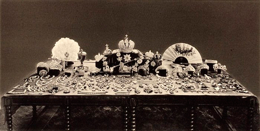 Foto ini menunjukkan harta Romanov yang ditemukan oleh kaum Bolshevik dan hendak dijual.