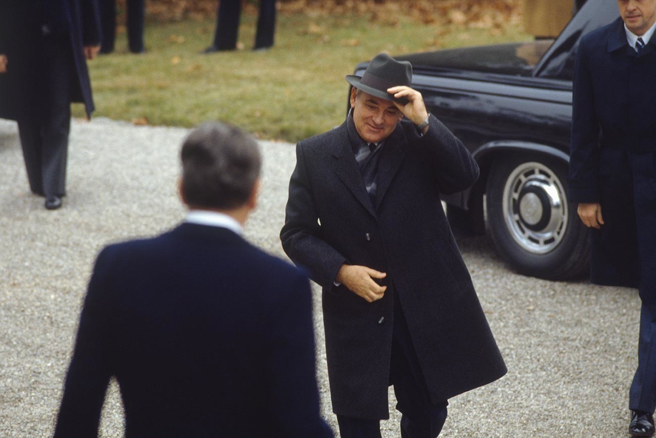 American President Ronald Reagan welcomes Russian leader Mikhail Gorbachev at la villa Fleur d'Eau in Geneva during a summit meeting.