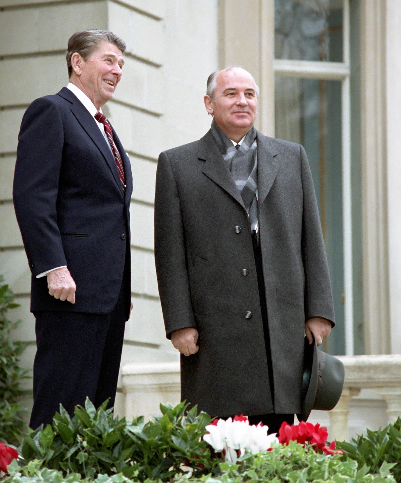 Le dirigeant soviétique Mikhaïl Gorbatchev et le président américain Ronald Reagan au sommet de Genève 1985