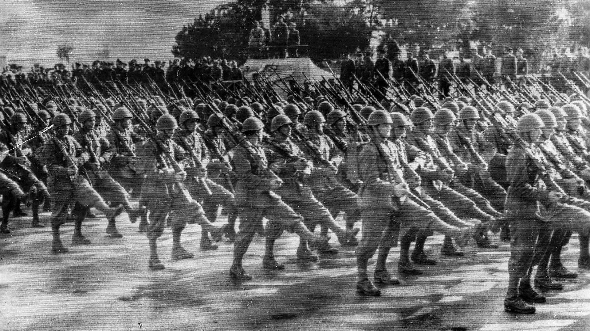 Италијански Експедициони корпус парадира испред Мусолинија и немачког војног аташеа у Риму пред одлазак у рат против Совјетског Савеза, почетак јула 1941.
