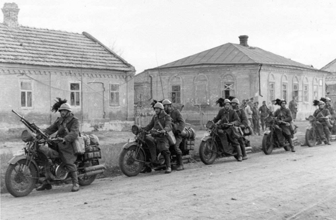 Италијански елитни стрелци (берсаљери) на мотоциклима у предграђу града Стаљино (Доњецк).