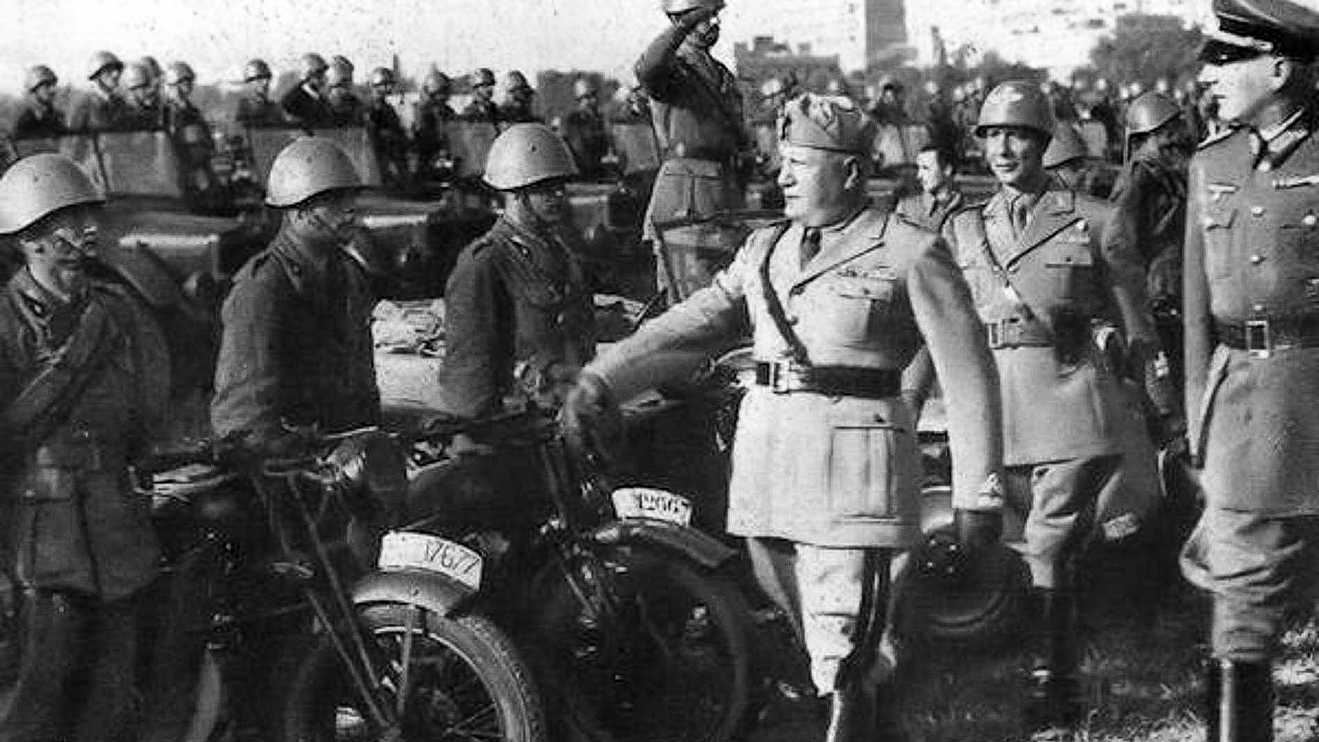 Jedinice CSIR-a na smotri za vrijeme Mussolinijevog posjeta ruskom frontu.
