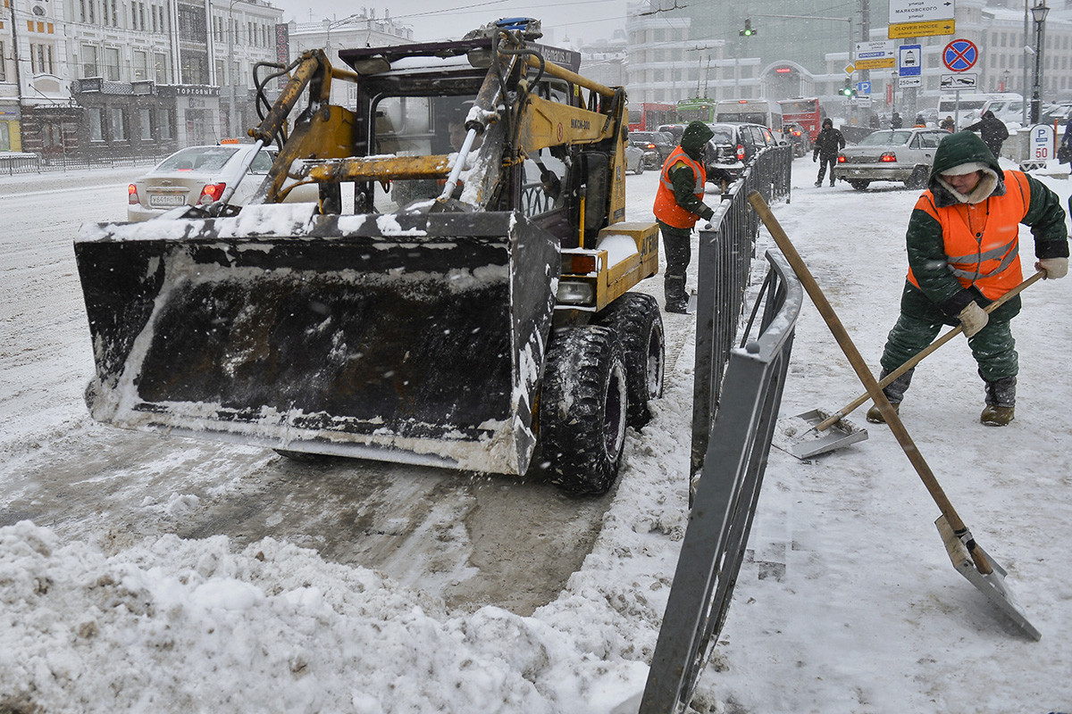 Снегоуборочная техника и сотрудники коммунальных служб убирают снег на улице имени Г. Тукая в Казани