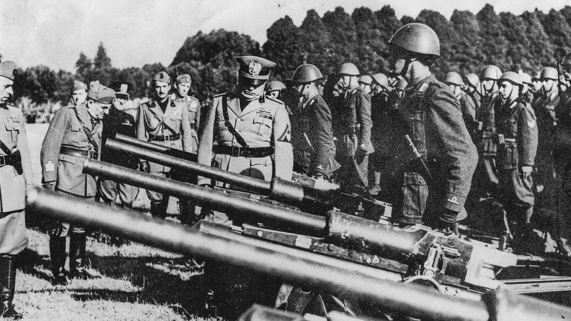 Benito Mussolini inspects the four guns he sent with the first division of soldiers to the Russian front.