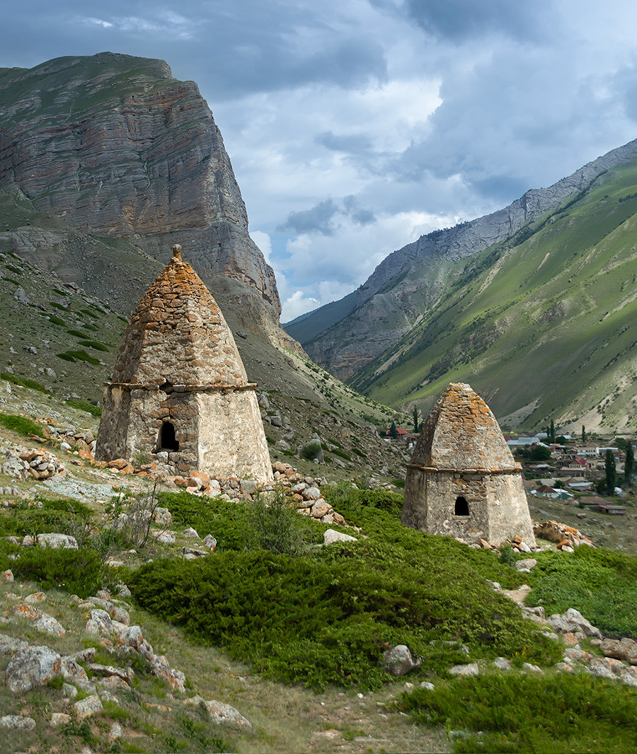 Dvije srednjovjekovne grobnice i tmurno nebo u Gradu mrtvih blizu Eltubua, Kabardino-Balkarija.
