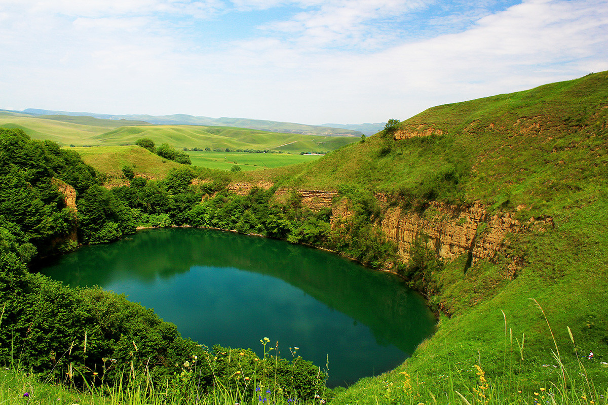 Krško jezero Šadhurej privlači pogled turista na Kavkazu.
