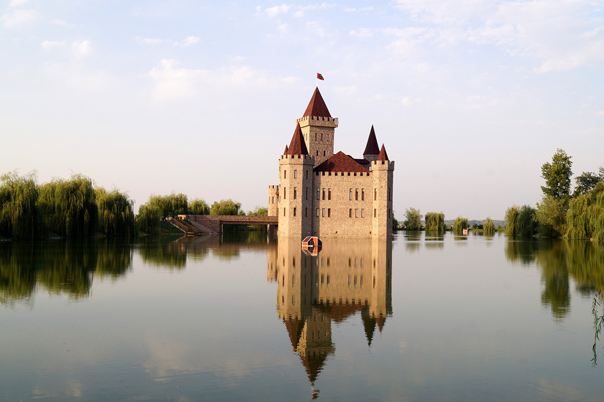 Prelijep zamak okružen vodom, Château Erken, Kabardino-Balkarija, Rusija.
