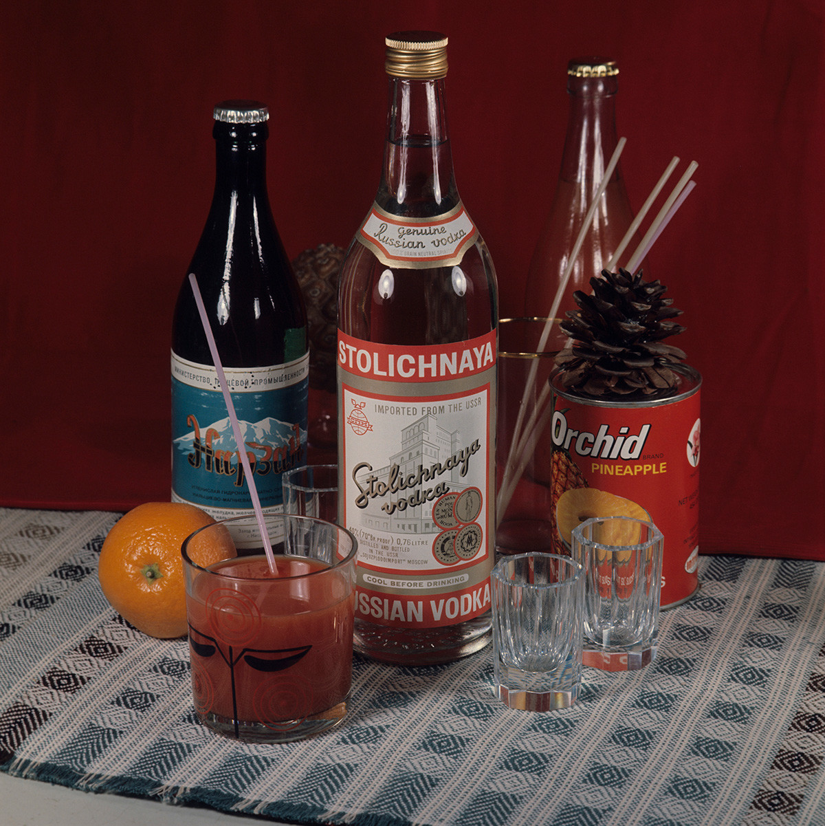 Sestavine za alkoholne koktajle v restavraciji Metropol: vodka iz moskovske tovarne 