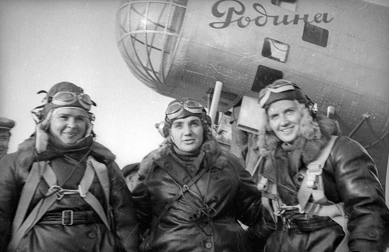 Экипаж самолета «Родина» (слева направо): Полина Осипенко (второй пилот), Валентина Гризодубова (командир), Марина Раскова (штурман).