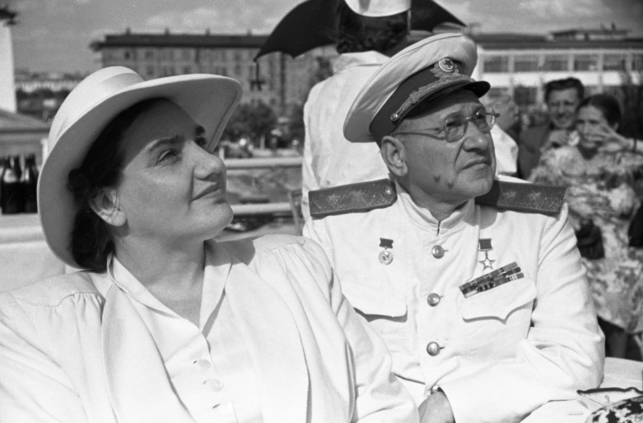 Valentina Grizodubova e Andrej Tupolev durante la celebrazione della Giornata della flotta aerea dell'URSS all'aeroporto di Tushino