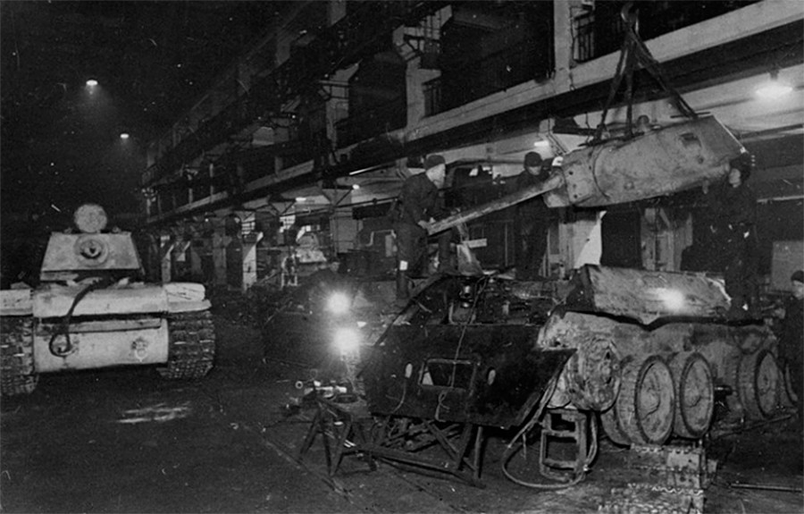 Arbeiter bei „Serp i Molot“ reparieren während des Großen Vaterländischen Krieges Panzer