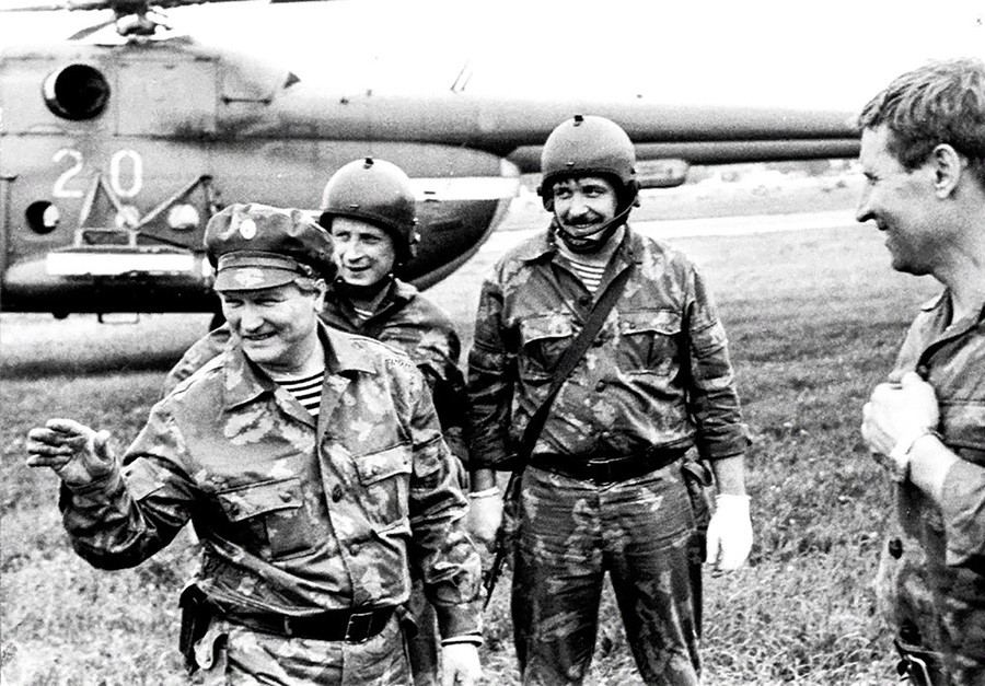 Командир „Алфе“ Г. Н. Зајцев са припадницима Групе „А“.