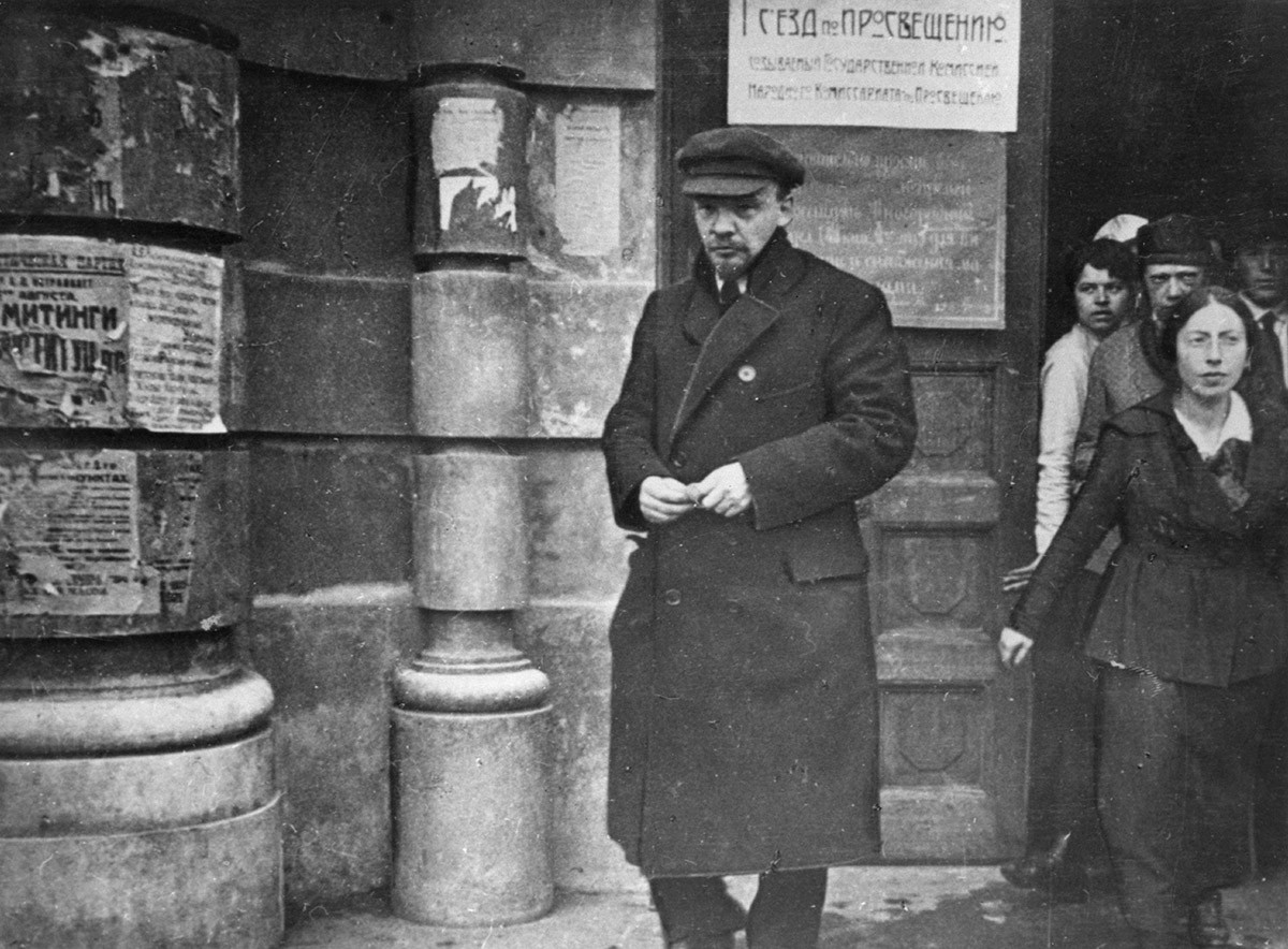 Vladimir Lenin meninggalkan Institut Pedagogi Negara setelah sidang Kongres Seluruh Rusia yang pertama tentang pendidikan pada 1918.