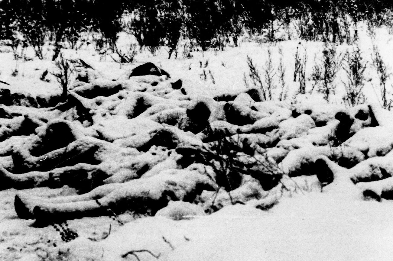 Corpi di soldati italiani senza vita coperti dalla neve 
