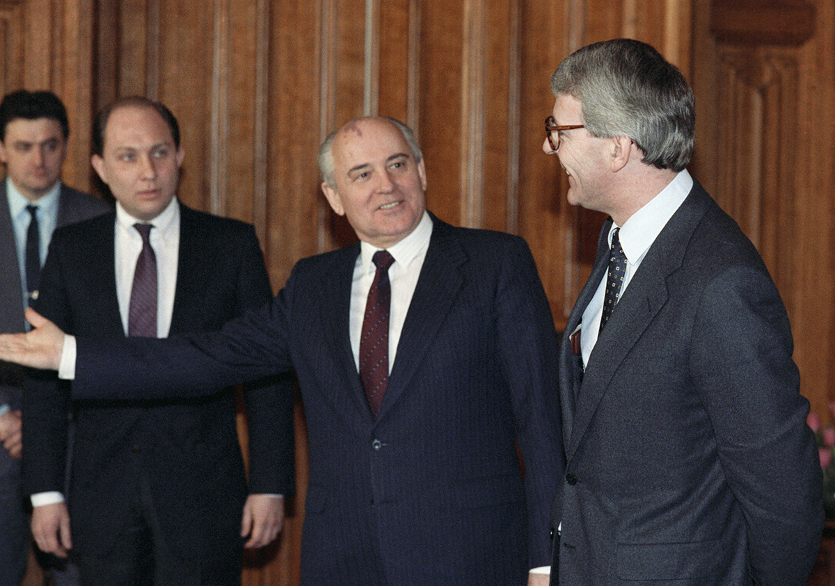 Víktor Prokófiev, Mikhaíl Gorbatchov e o primeiro-ministro britânico John Major.