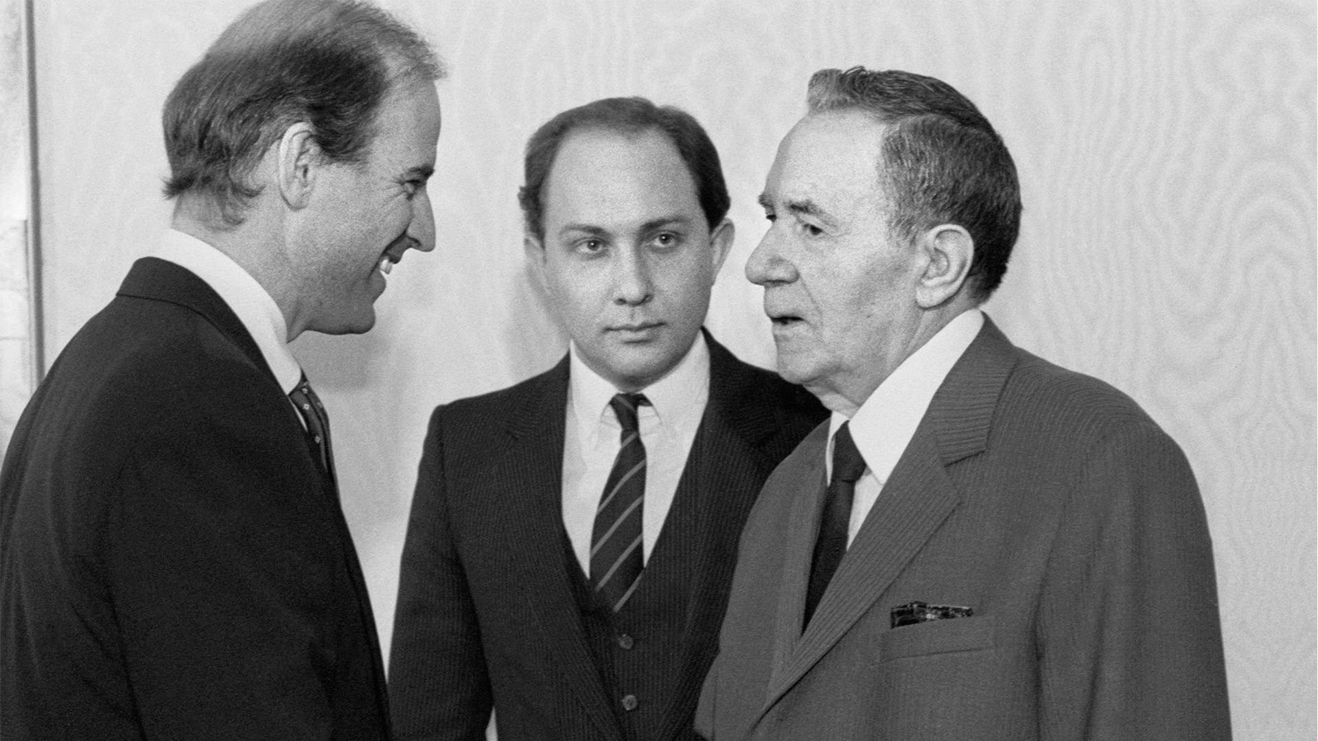 Joe Biden, Víktor Prokófiev e Andrêi Gromíko, em 1988.
