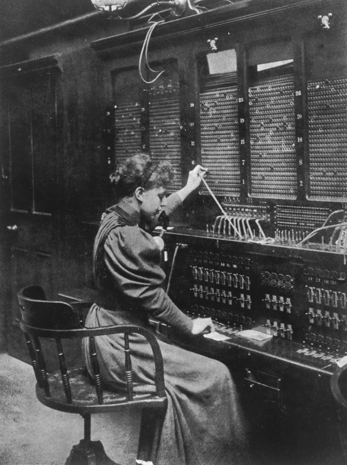 The routine of a telephone operator