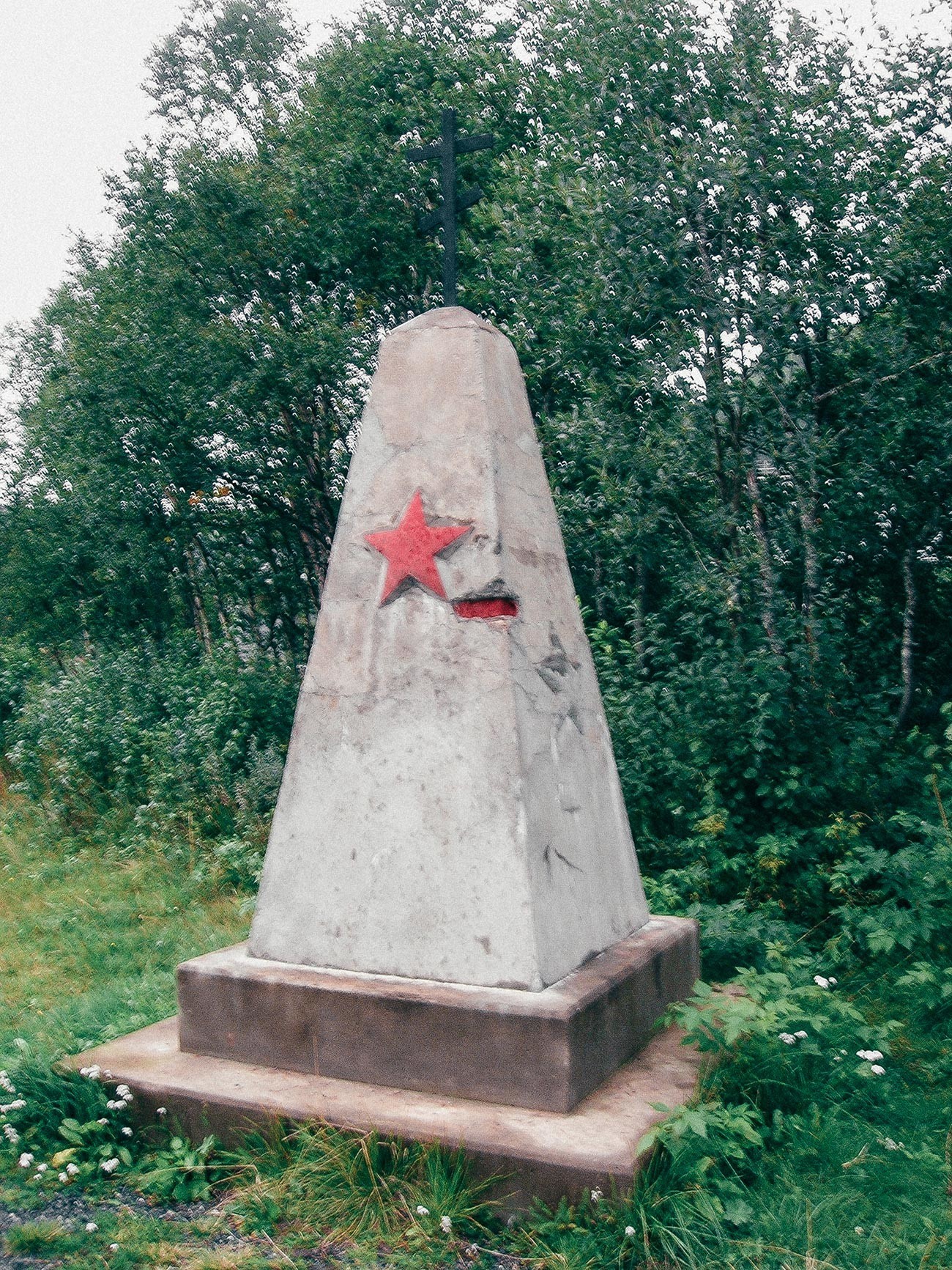 Pedra memorial dos cerca de 5.000 prisioneiros soviéticos, que construíram trecho da Nordlandsbanen (ferrovia Nordland) durante a Segunda Guerra Mundial

