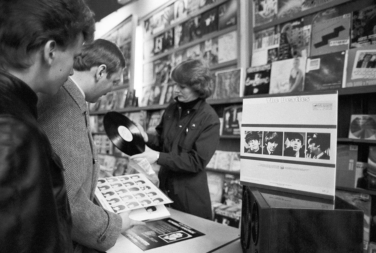 Loja da gravadora ‘Melodia’ vendendo novo álbum dos Beatles
