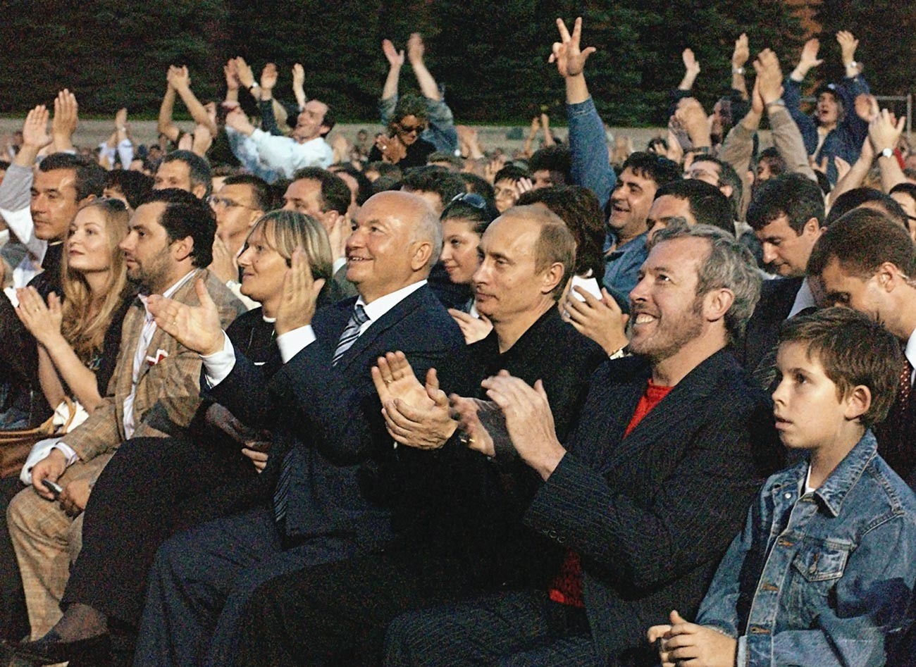 Da esq. à dir., Iúri Lujkov (então prefeito de Moscou), Vladimir Putin e famoso roqueiro russo Andrei Makarevitch durante apresentação de McCartney
