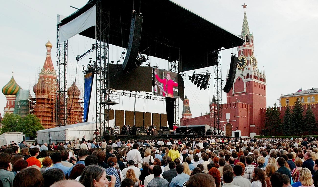 Образът на бившия бийтъл сър Пол Маккартни се прожектира на гигантски екран, докато той свири на Червения площад на 24 май 2003 г. по време на първото си посещение в Русия.
