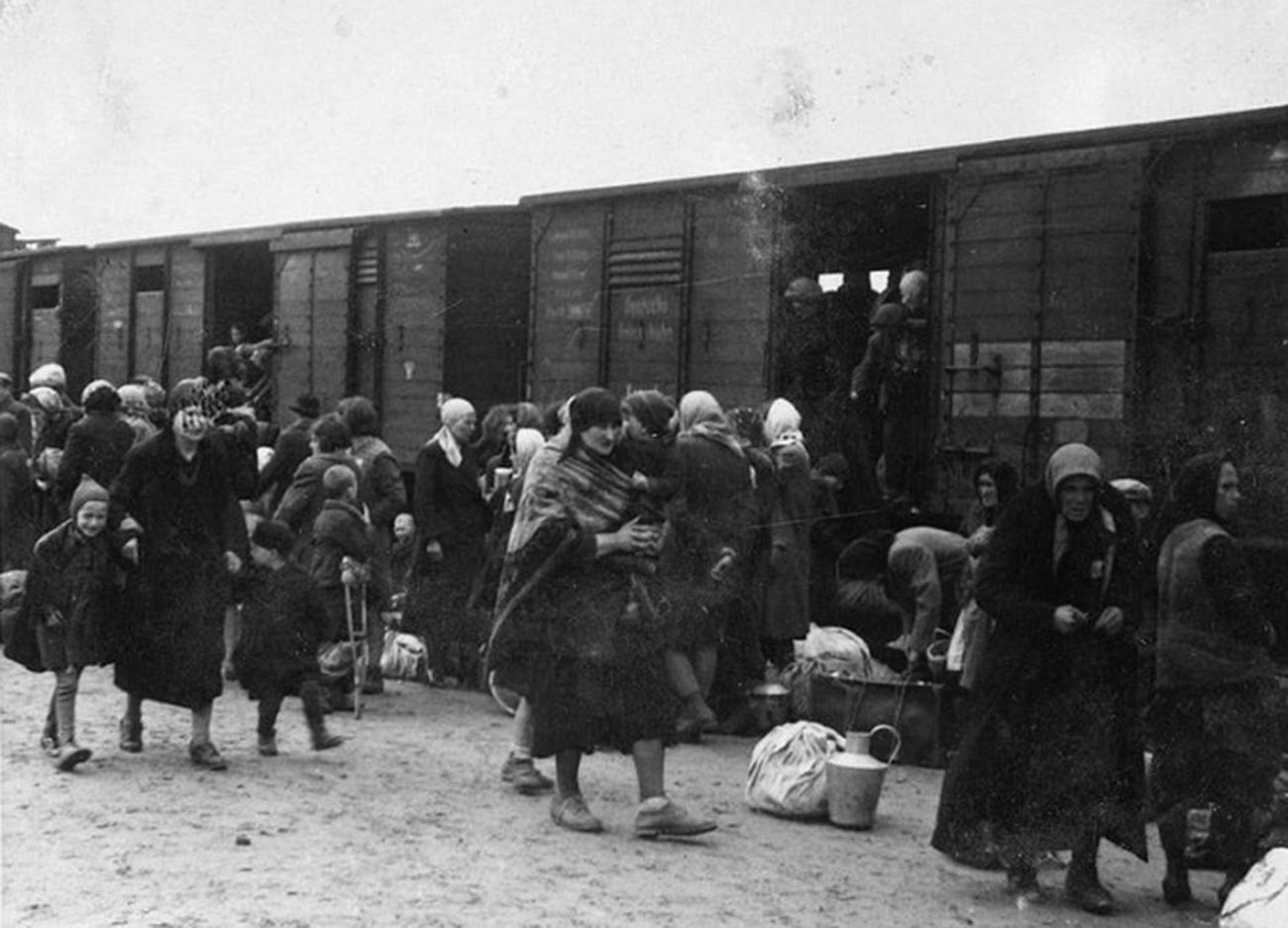 Resettlers board a train
