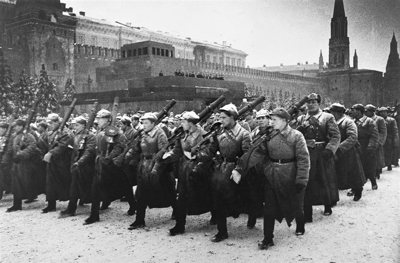 Un desfile militar en la Plaza Roja el 7 de noviembre de 1941.
