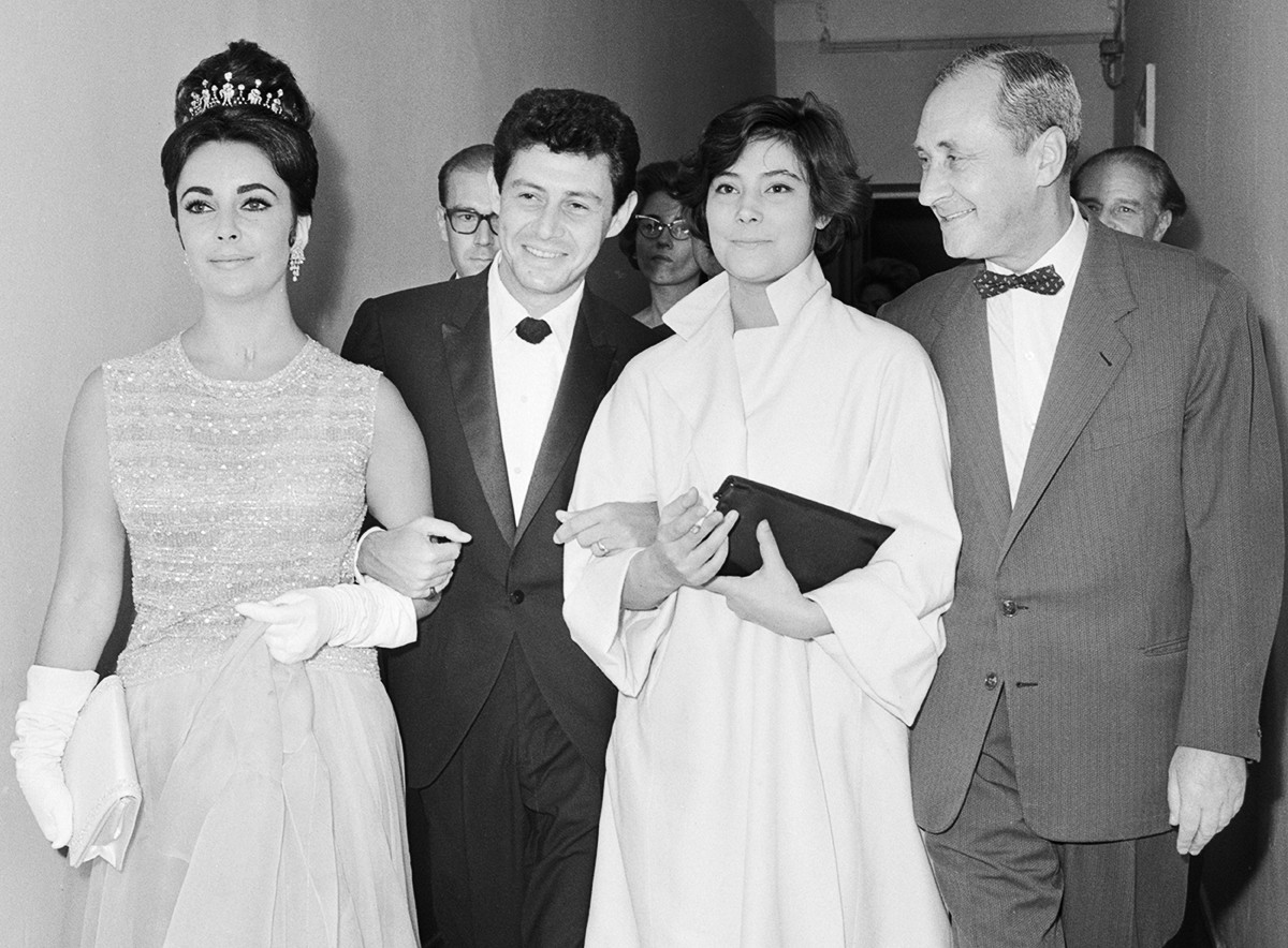 Pictured L-R: Elizabeth Taylor, Eddie Fisher, Soviet actress Tatyana Samoilova and Soviet director Sergei Yutkevich
