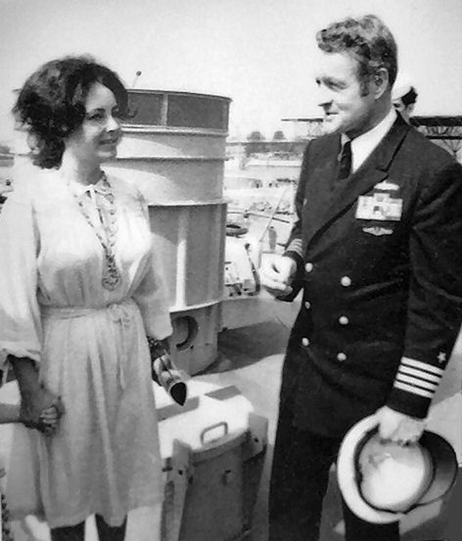 Elizabeth Taylor and the commander of the USS Leahy, Alex Sinclair, in Leningrad, July 1975