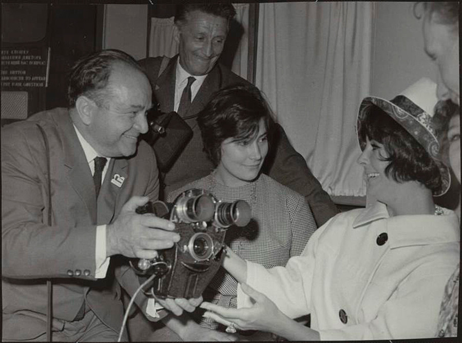 Elizabeth Taylor, Tatyana Samoilova e il cameraman sovietico Abram Krichevskij
