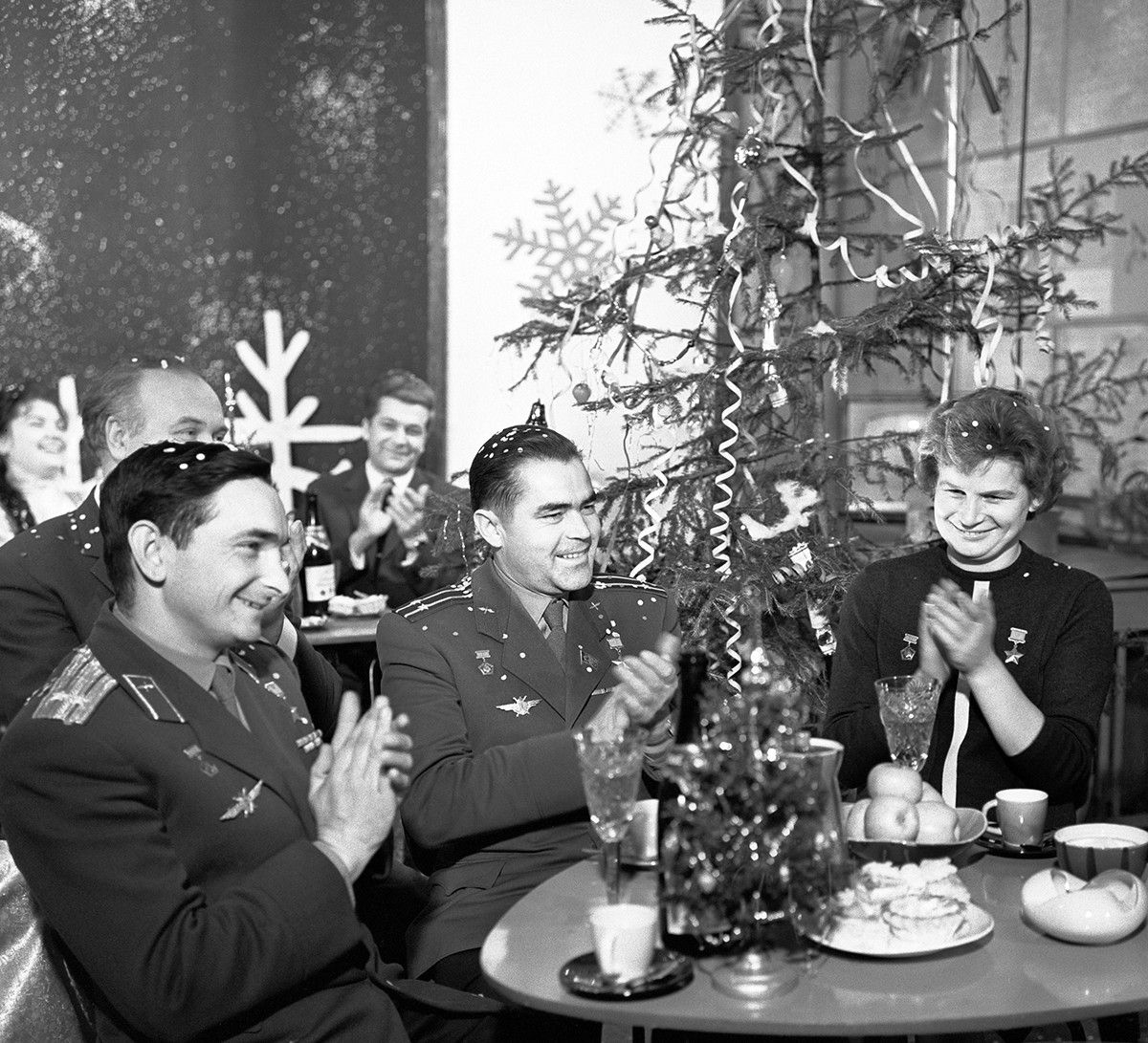 ソ連の宇宙飛行士たち（左側から）ヴァレリー・ブィコフスキー、アンドリアン・ニコラエフ、ワレンチナ・テレシコワは歌謡番組「青い灯」の撮影中