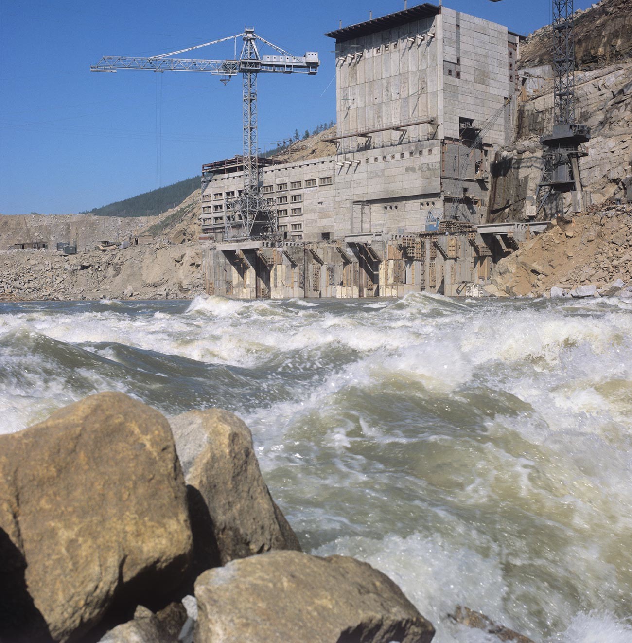 Изграждане на Колимската водноелектрическа централа .
