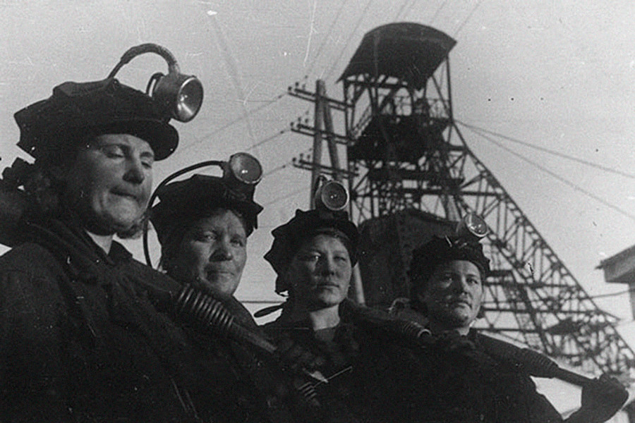 Brigada feminina na mina de Kirov, 1942. 