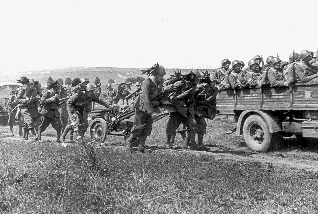 Италијански берсаљери во Русија во 1942 година.

