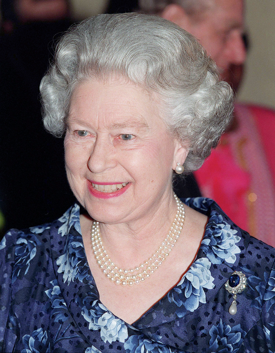
Кралица Елизабет II на сватбено тържество в британското кралско семейство, 21 юни 1999 г.
