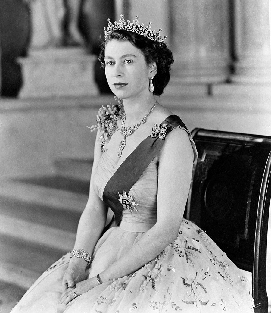 Портрет на кралица Елизабет II на малкото стълбище на входа на Бъкингамския дворец, 1954 г.