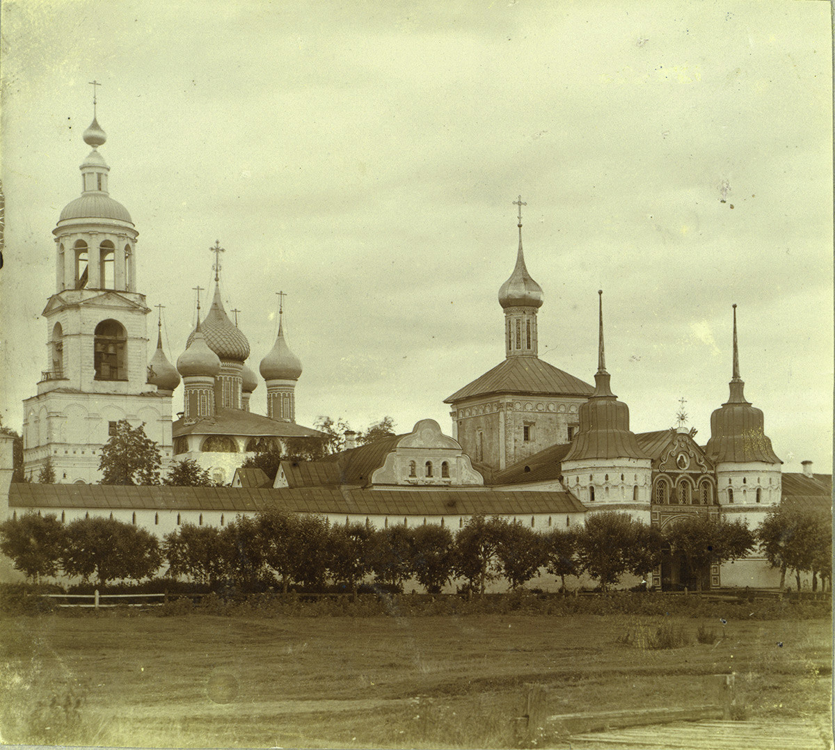 Tolg Monastery, west wall, northwest view. From left: bell tower; Presentation Cathedral; Church of St. Nicholas; Holy Gate. 1910