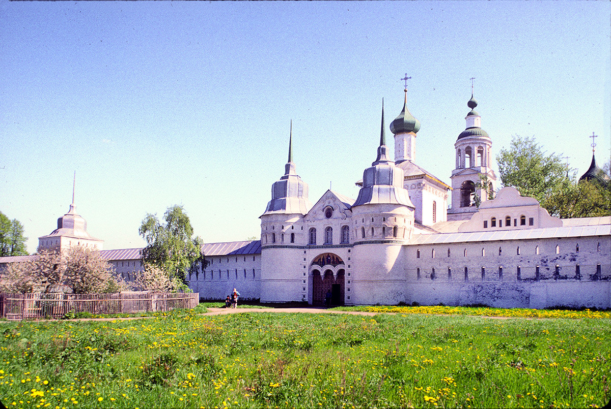  Tolg Monastery. West wall with Holy Gate & Church of St. Nicholas. Southwest view. May 22, 1996