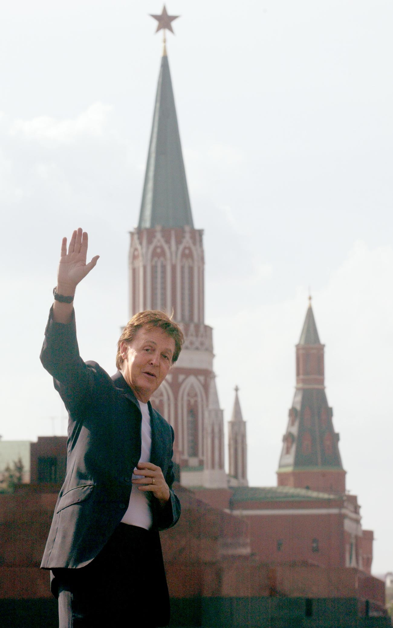 Paul McCartney posa in Piazza Rossa a Mosca