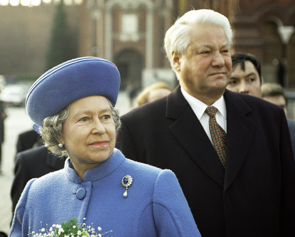 Президент России Борис Ельцин и королева Великобритании Елизавета II наблюдают смену почётного караула на Красной площади во время официального визита королевы в Россию, 1994. 