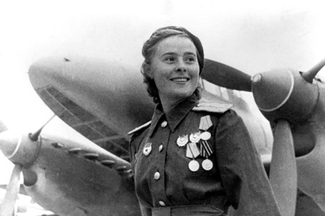 María Dólina comandante de escuadrón del 125 regimiento femenino de aviación “Heroína de la unión Soviética”