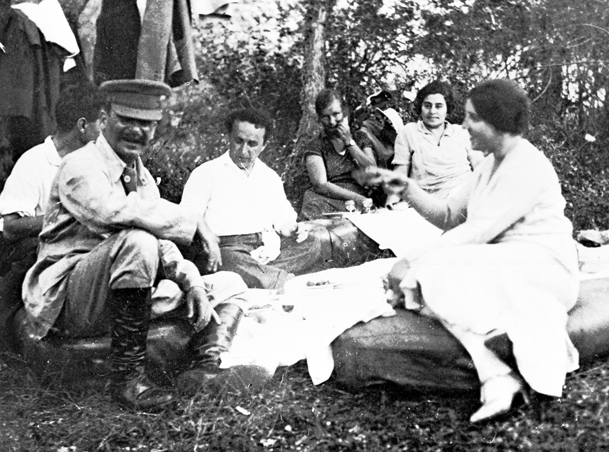 Stalin mit seinen Freunden und seiner Frau Nadeschda Allilujewa (r)