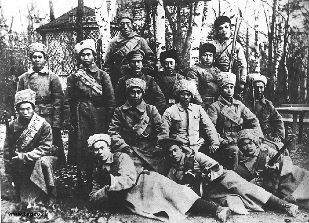 Ren Fuchen (center, white coat) with his soldiers.